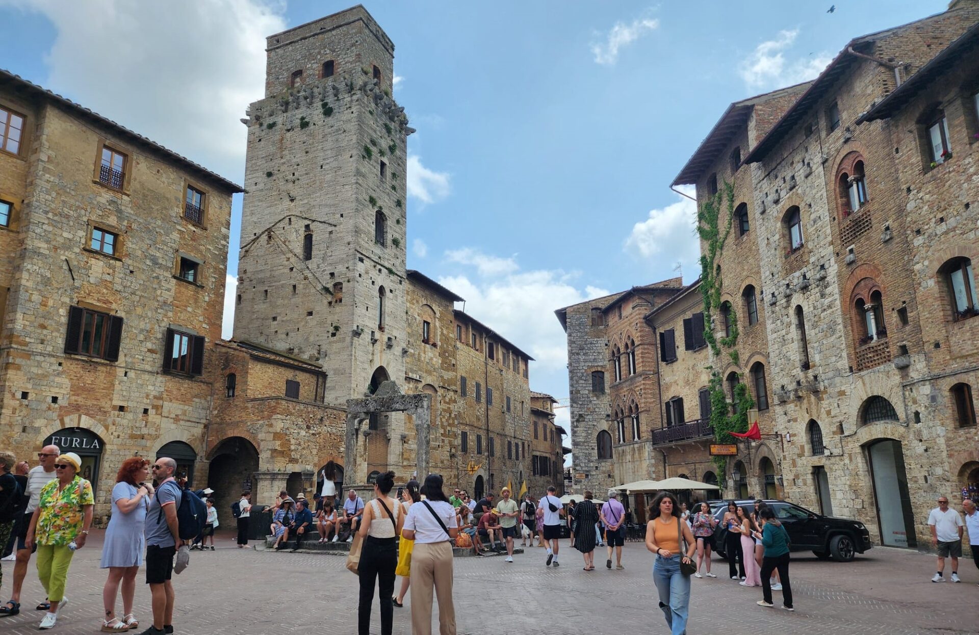 Piazza della Cisterna Meydanı San Gimignano İtalya