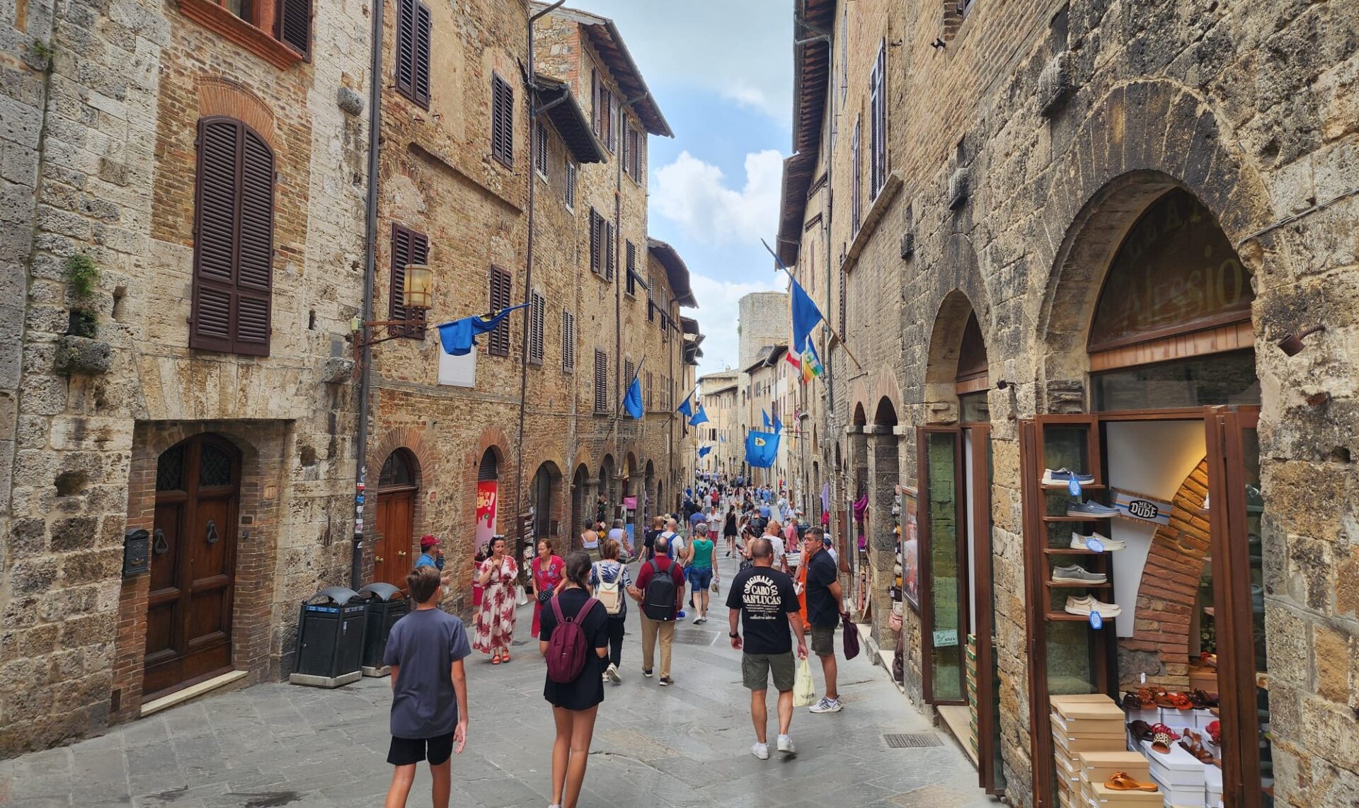Via San Giovanni San Gimignano İtalya Alışveriş Caddesi