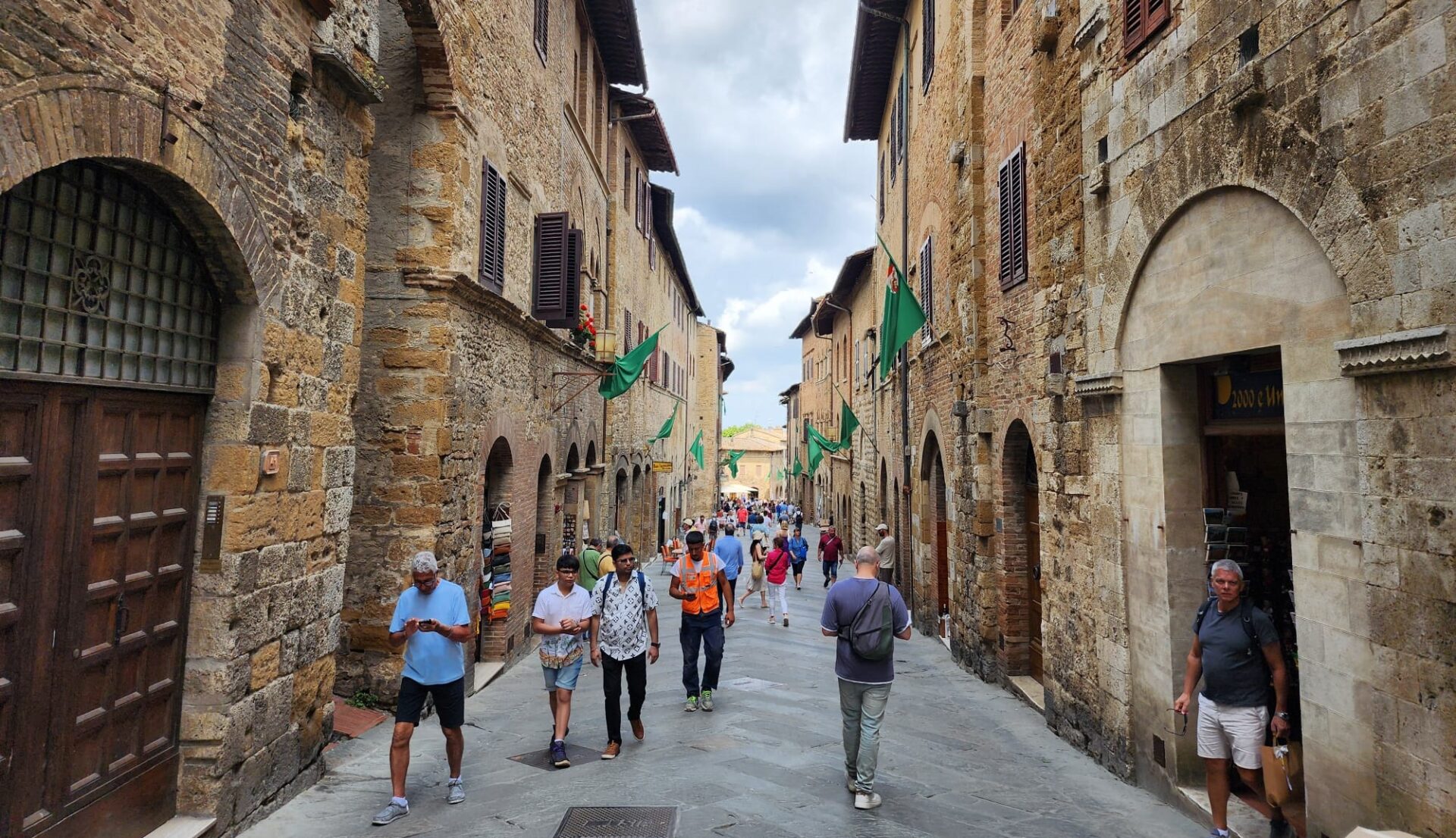 Via San Matteo San Gimignano İtalya Alışveriş Caddesi