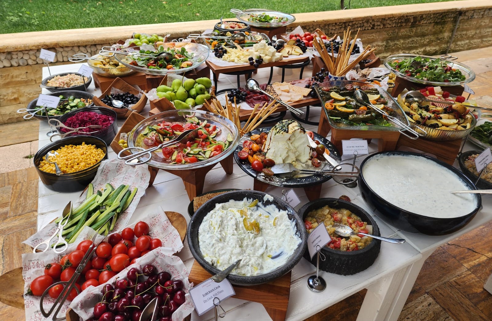 Gazebo Pool Bar Grand Hyatt İstanbul Açık Büfe Yemekler