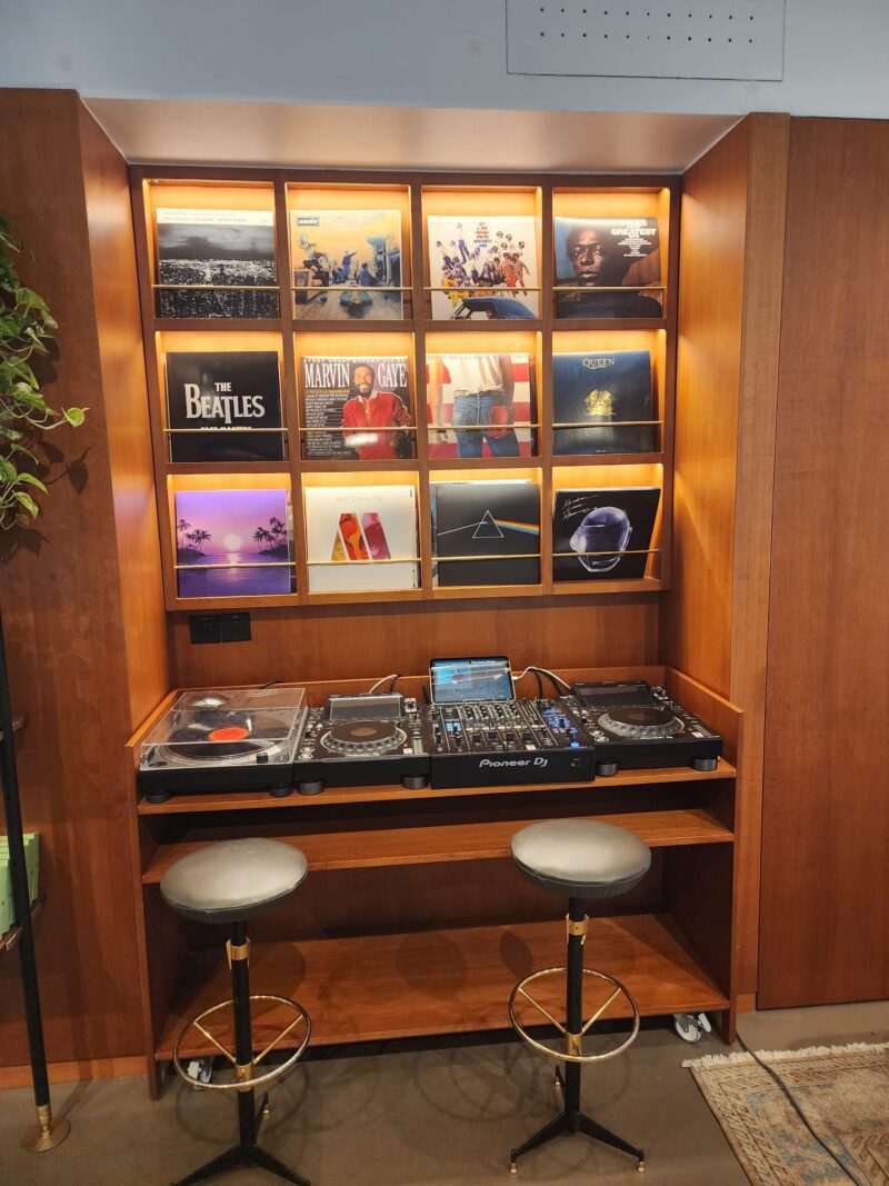 Kronotrop Coffee Zorlu Avm Plaklar ve Dj Kabini