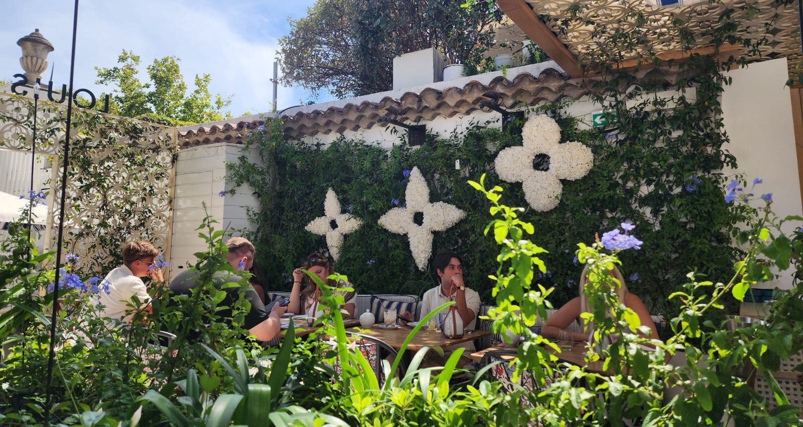 Louis Vuitton Café Saint Tropez Bahçe Bölümü 3