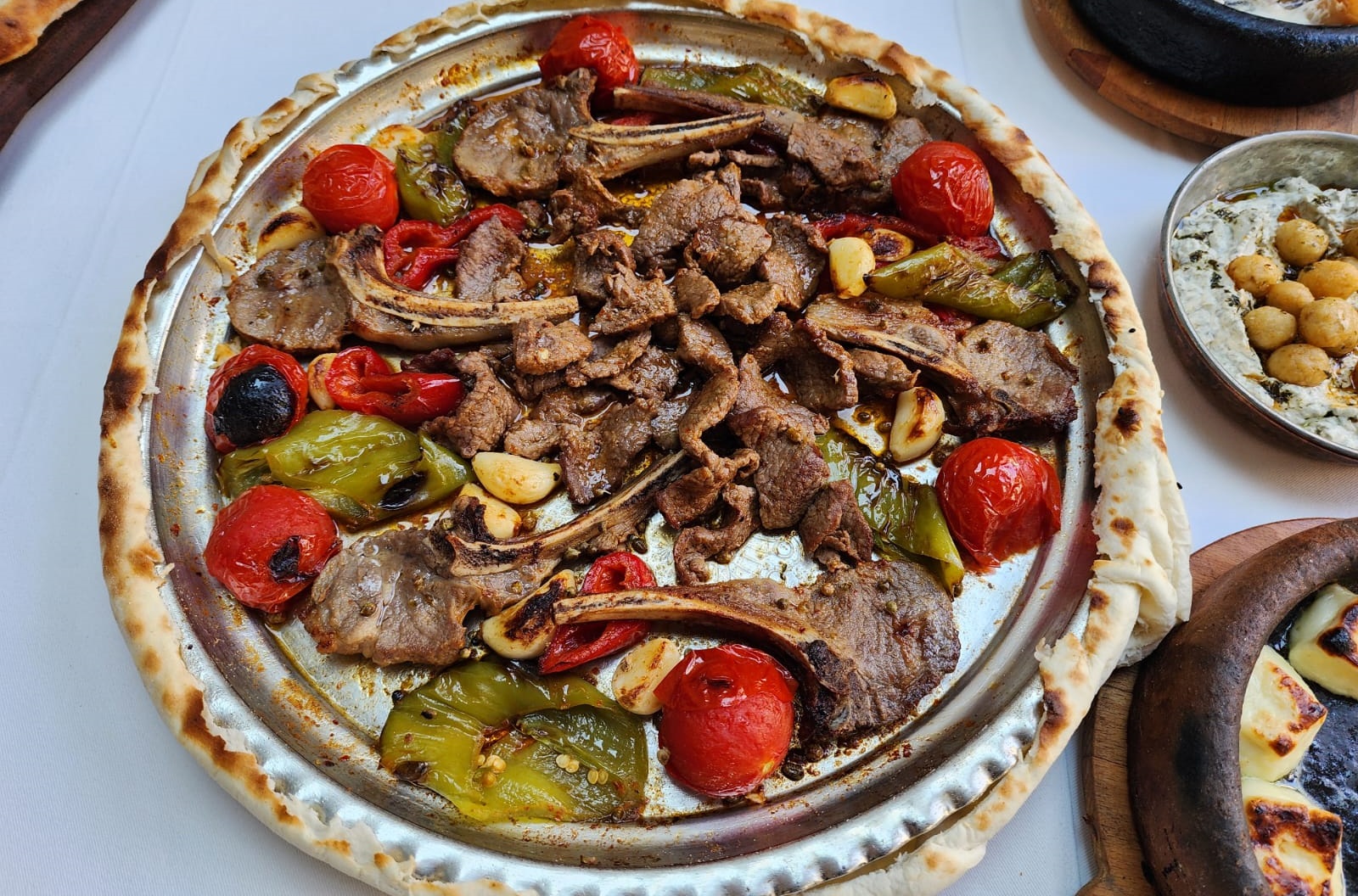 Tepsi Et Caddebostan Eli Böğründe ve Kuzu Pizola Karışık Tepsi Et