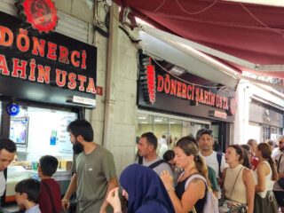 Dönerci Şahin Usta Döner Sırası