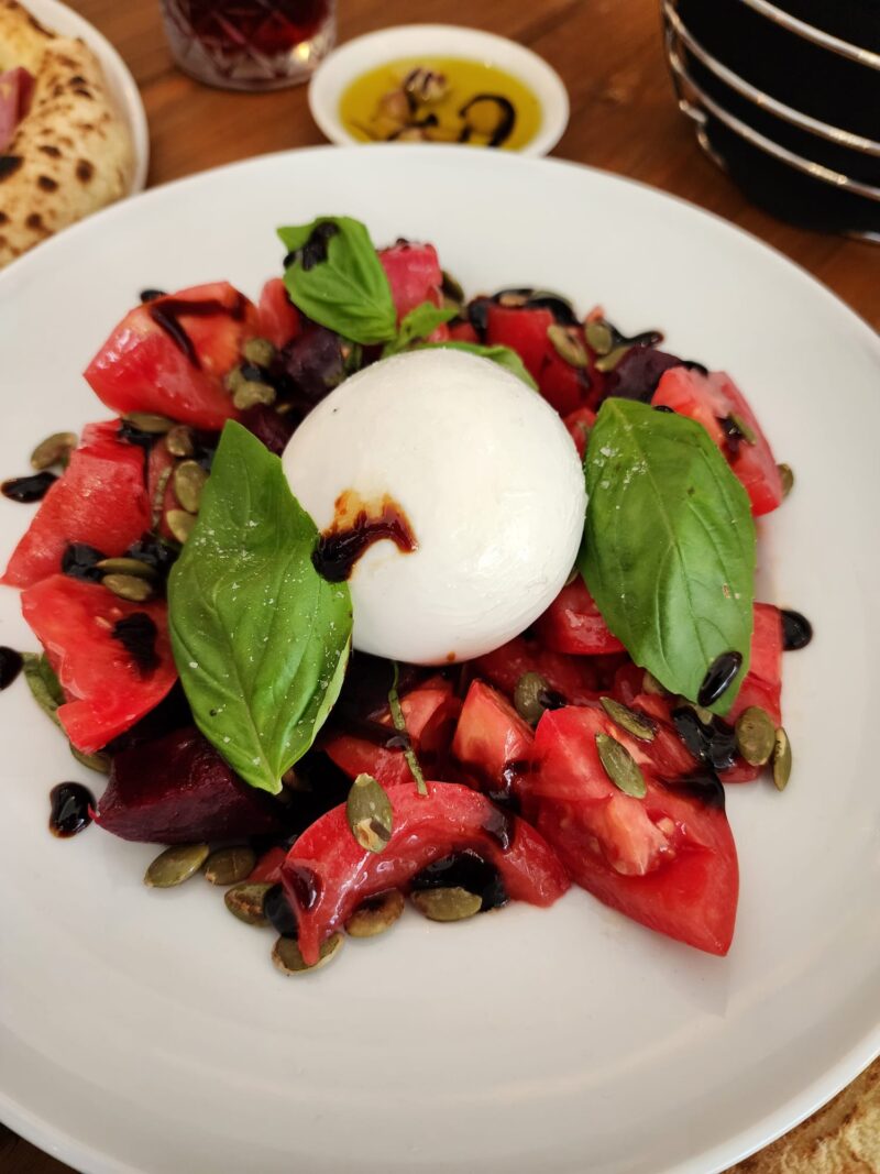 Saporito Pizza Burrata Salatası
