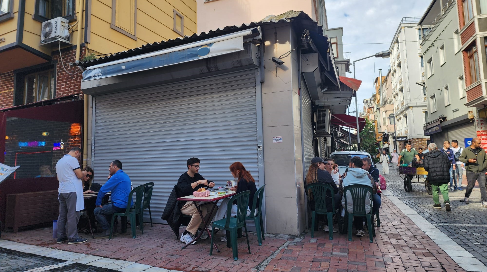 Boris'in Yeri Sokaktaki Masalar