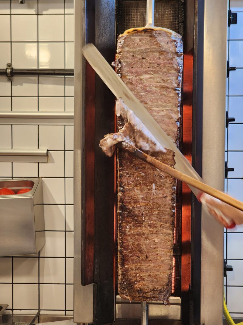 Döner Plus Nişantaşı Döner Kesilirken