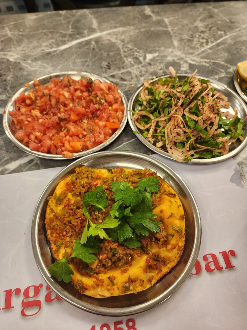 Kaburgacı Cabbar Istanbul Fındık Lahmacun Domates Ezmesi ve Sumaklı Soğan