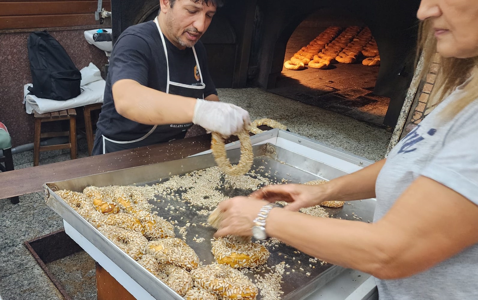Karaköy Galata Simitçisi Simitler Susamlanırken