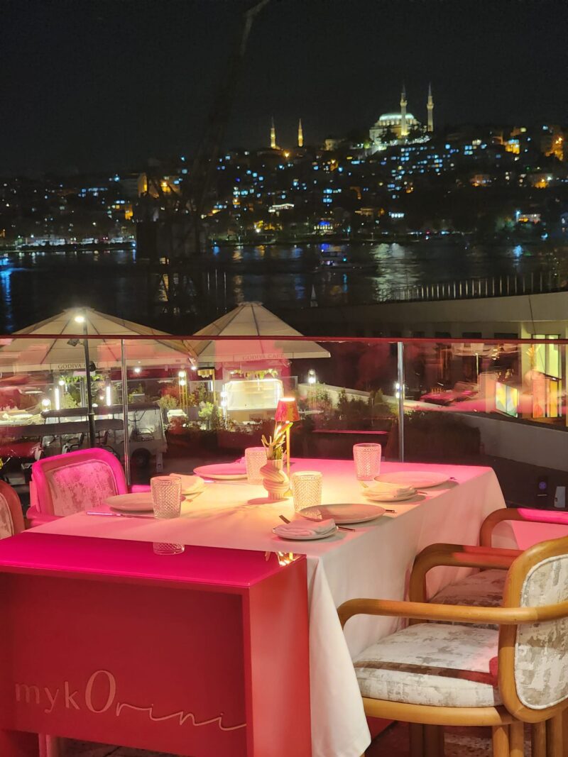 Mykorini İstanbul Teras Bölümü Masalar