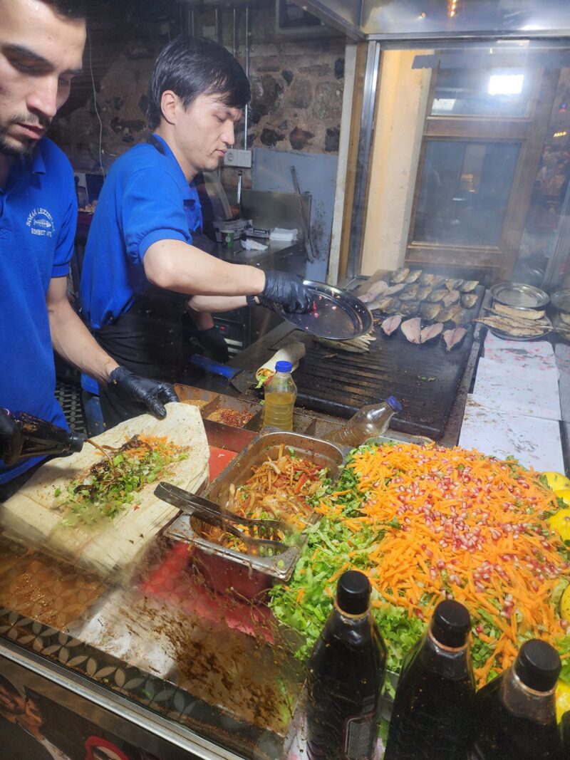 Meşhur Balıkçı Mehmet Usta Karaköy Balık Dürüm Hazırlarken 2