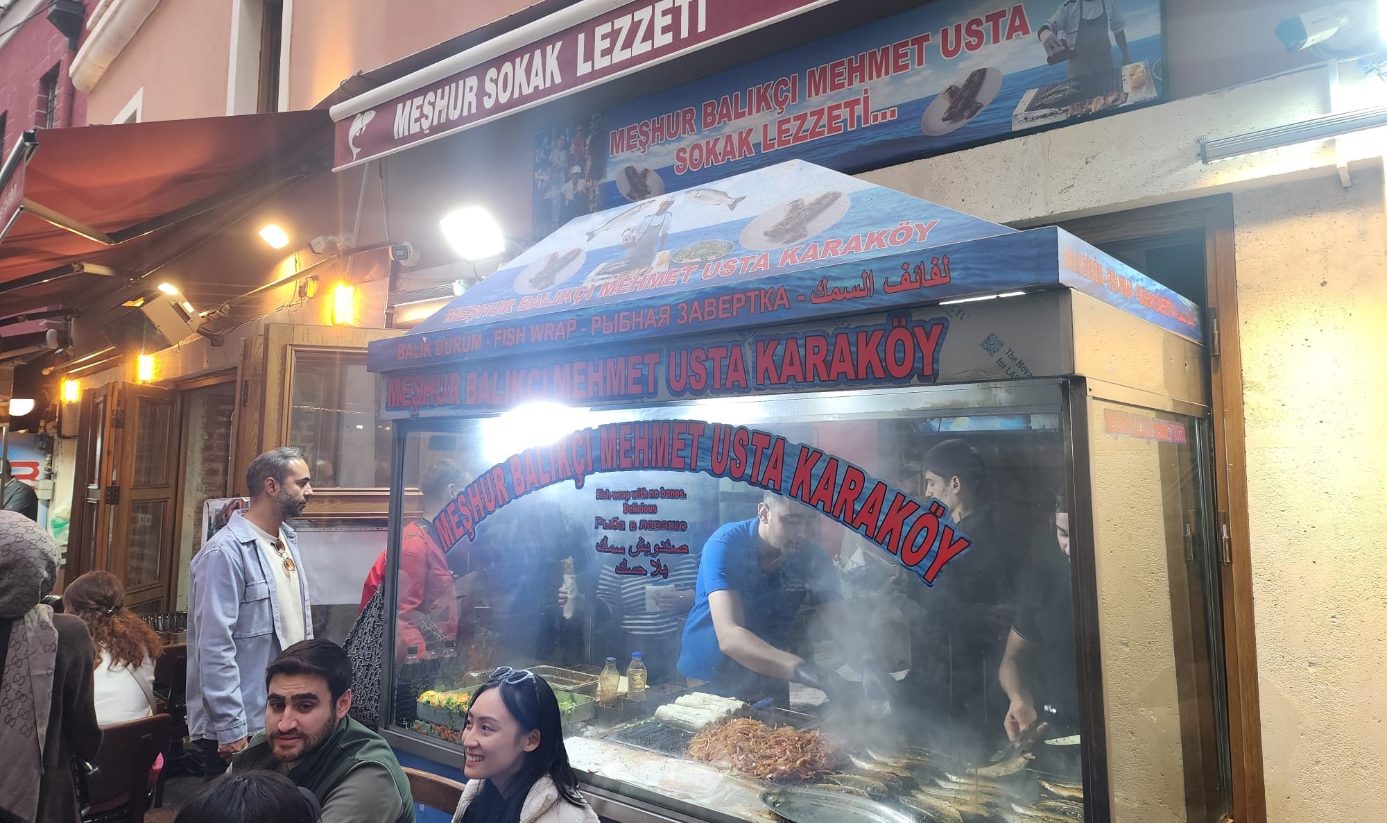 Meşhur Balıkçı Mehmet Usta Karaköy Balıklar Pişerken
