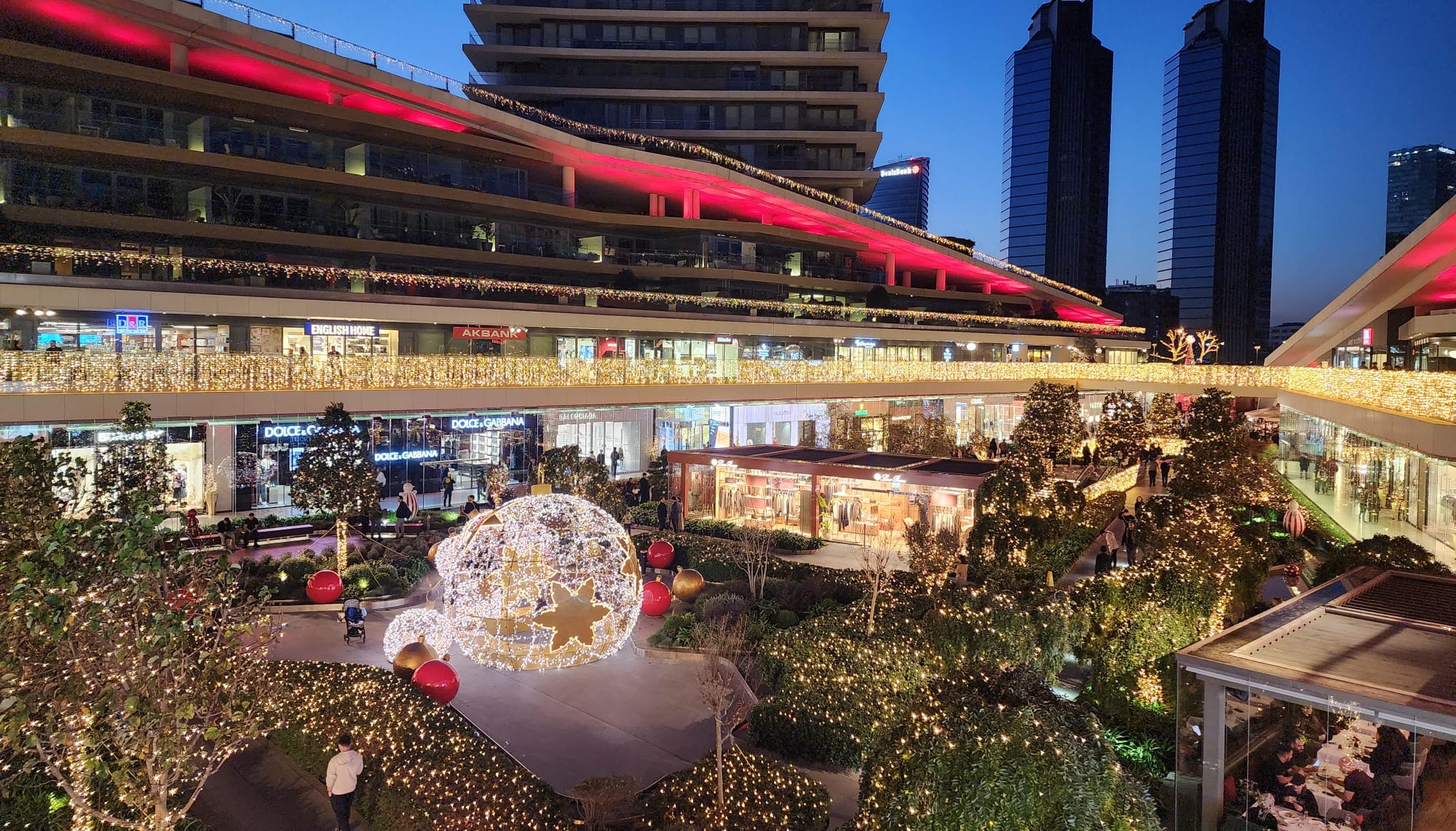 Zorlu Center Yılbaşı Süslemeleri 2025