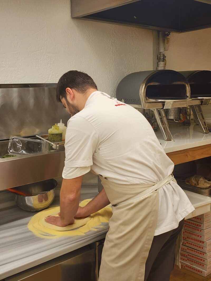 Bargozzy Pizza Nişantaşı Elle Pizza Hamuru Açılırken