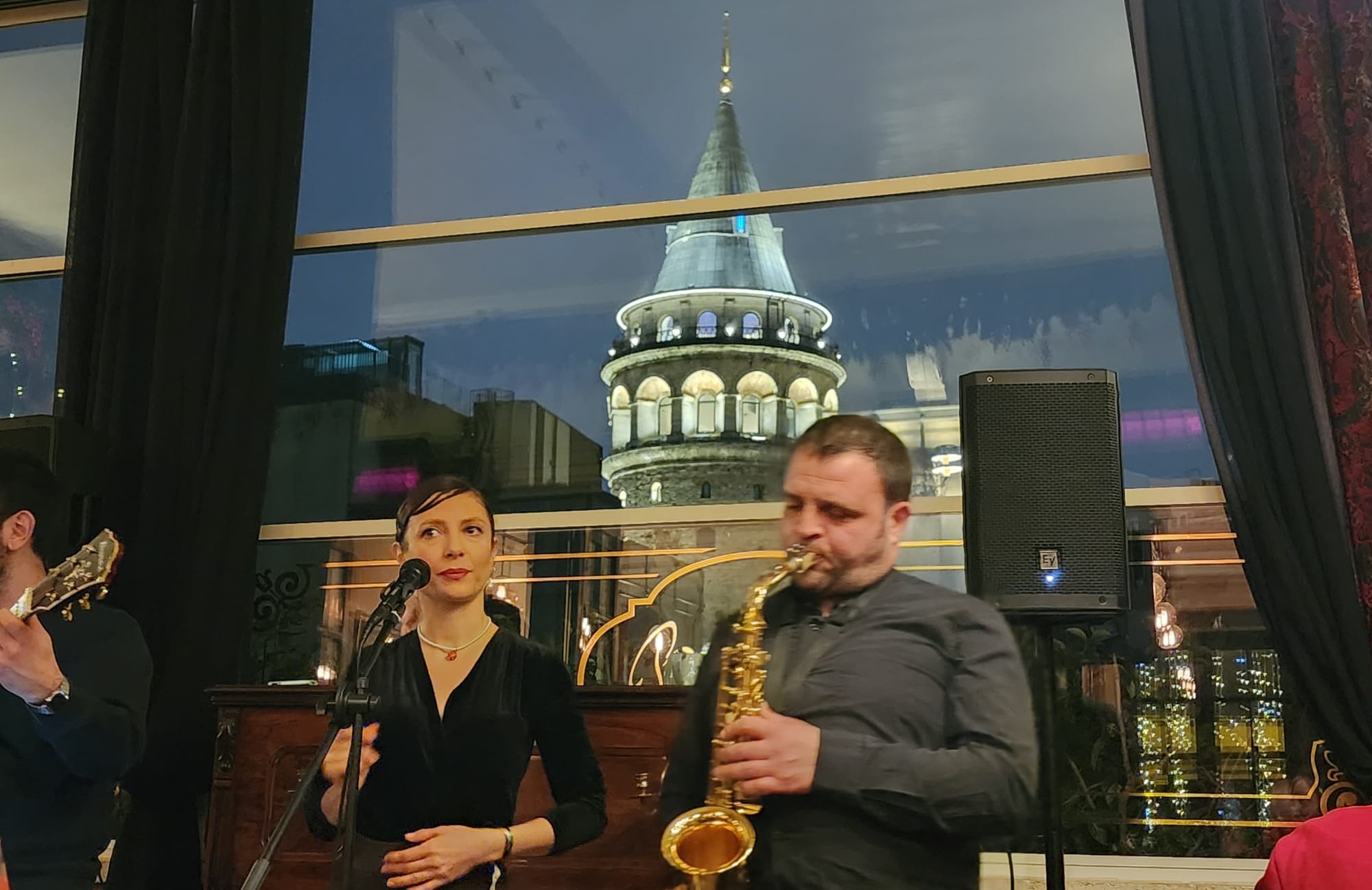 Barnathan İstanbul Canlı Müzik ve Galata Kulesi Manzarası