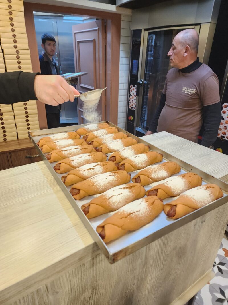 Day Day Pastanesi Elmalı Kurabiye Pudra Şekeri Dökülürken