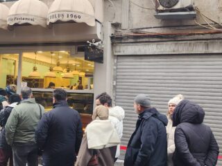 Day Day Pastanesi Kapıdaki Kuyruk