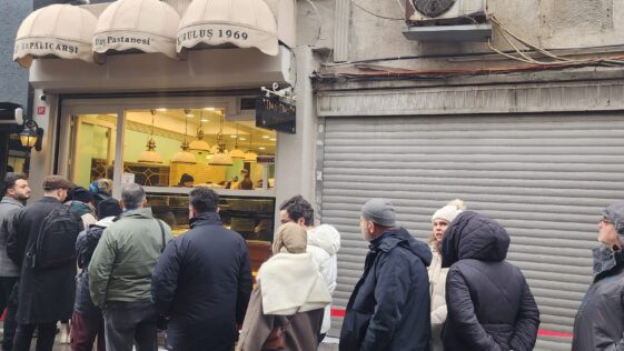 Day Day Pastanesi Kapıdaki Kuyruk