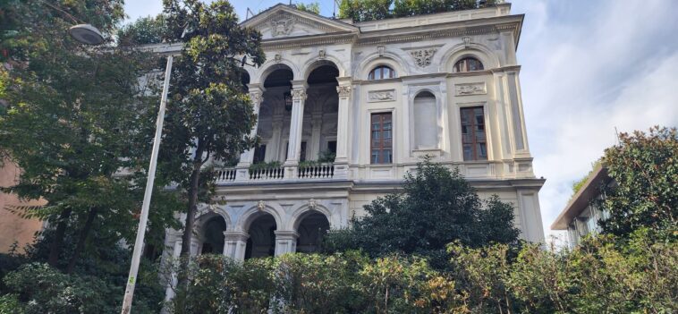 The Allis Soho House Girişi