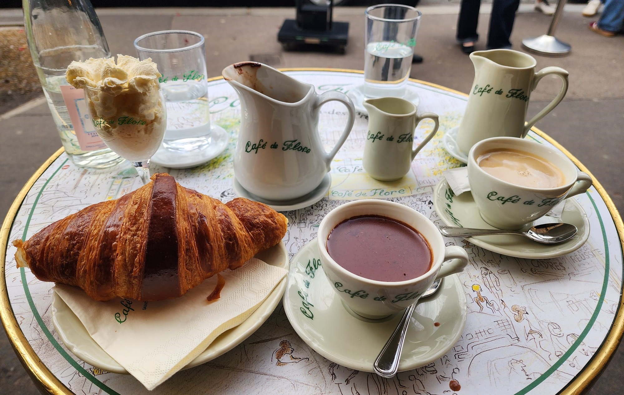 Café de Flore Paris Sıcak Çikolata ve Kruvasan