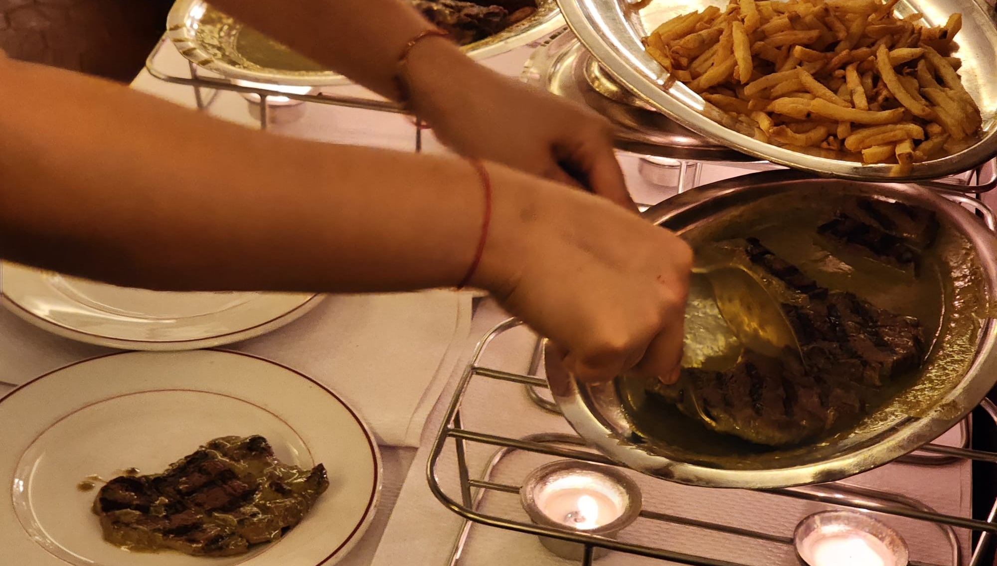 Le Relais De L’Entrecôte Paris Antrikot Hazırlanırken