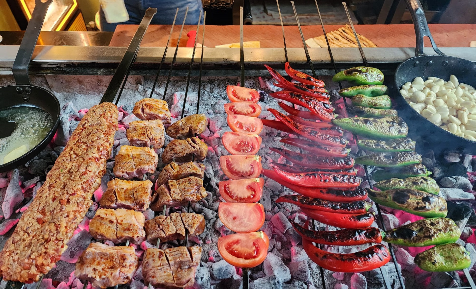 Alef Ocakbaşı Kömürde Etler Pişerken