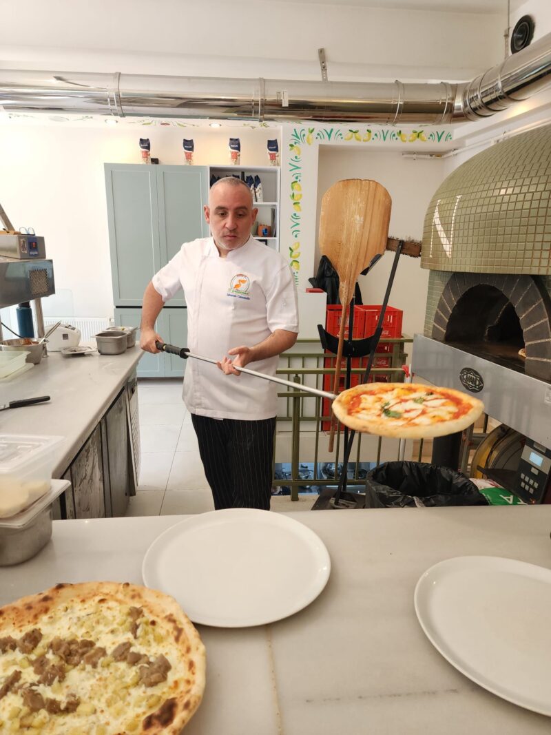 Pizzeria Il Pellicano İtalyan Şef Pizza Yaparken