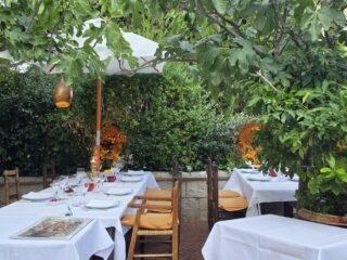 La Colombe d'Or Bahçe Bölümü Masalar