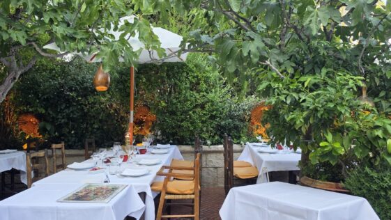 La Colombe d'Or Bahçe Bölümü Masalar
