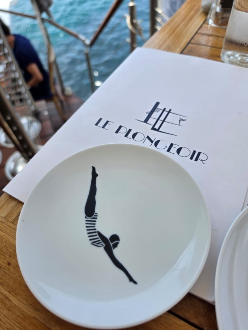 Le Plongeoir Nice Kaya Restoran Tabak Görseli