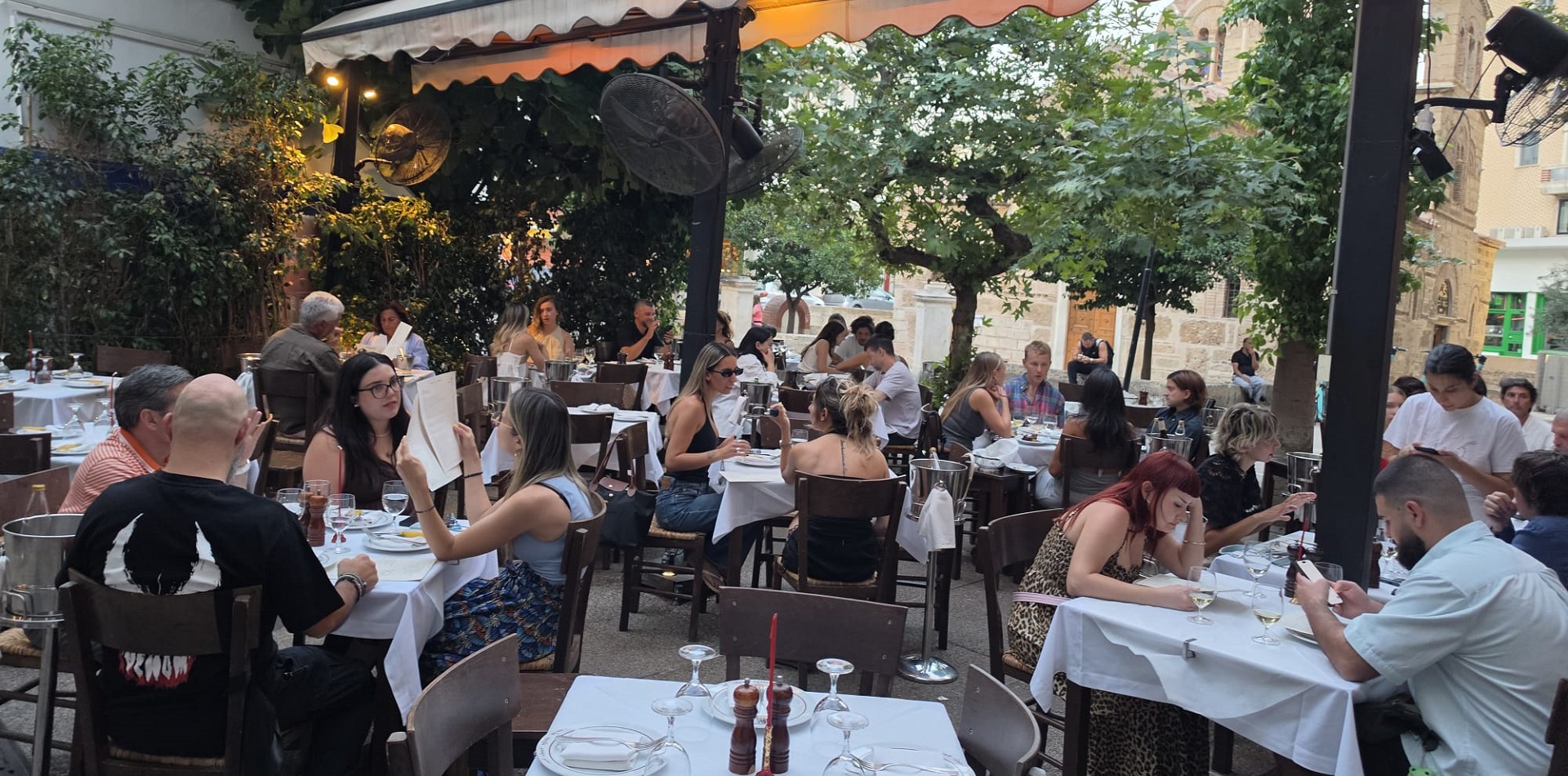 Manári Taverna Atina Bahçe Bölümü