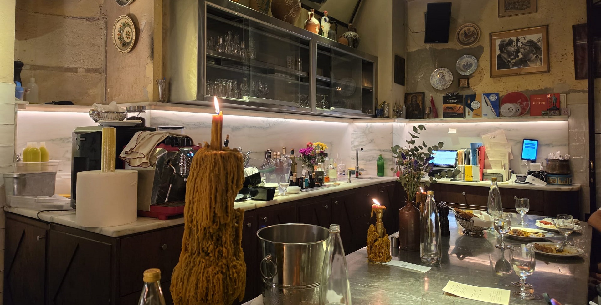 Manári Taverna Atina İçerisi