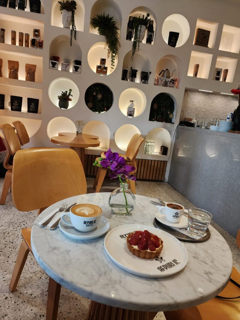Republic Coffee Bomonti Masa Düzeni